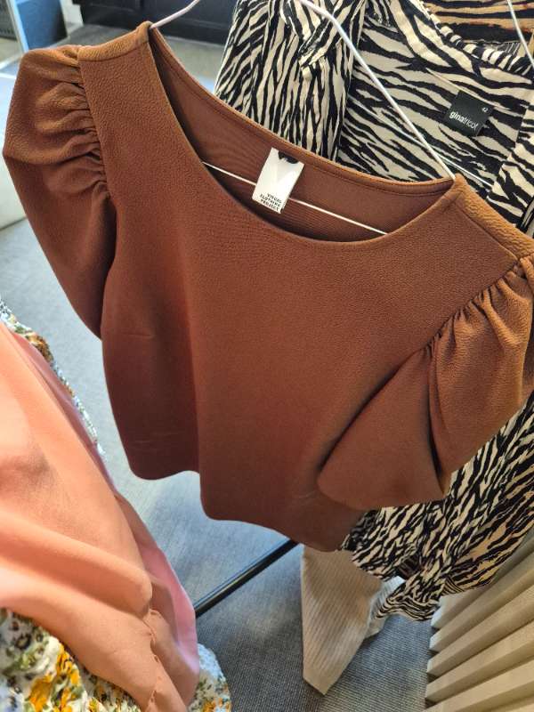 Brun top puffärm
