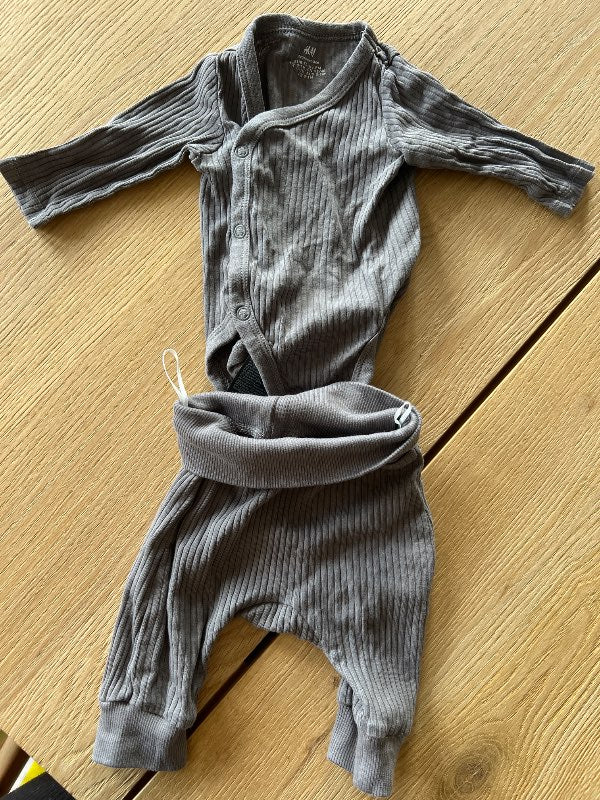 Body och byxa grått