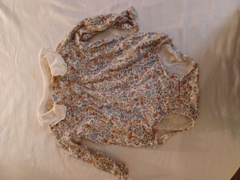 Blus. vit krage, blommig