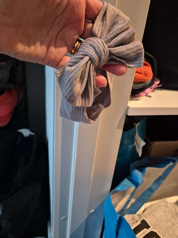 Grått hårband rosett