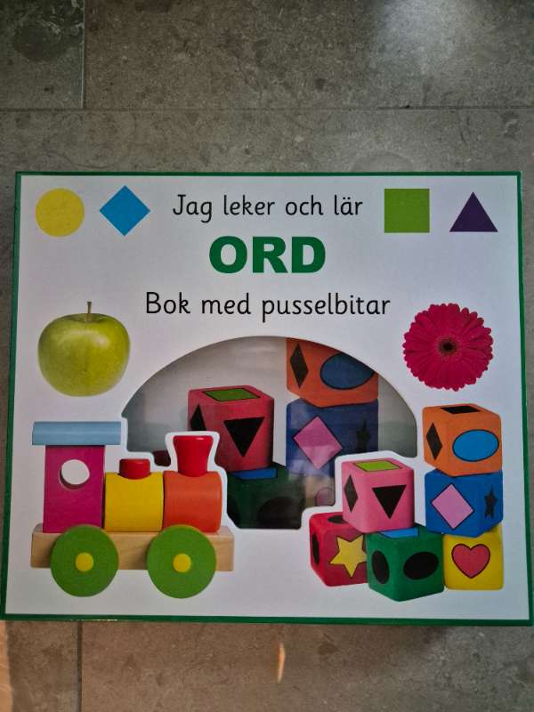 Bok och pussel i ett