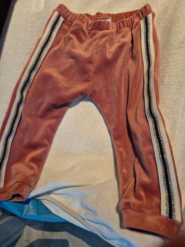 Sammetsbyxa rosa vit svart