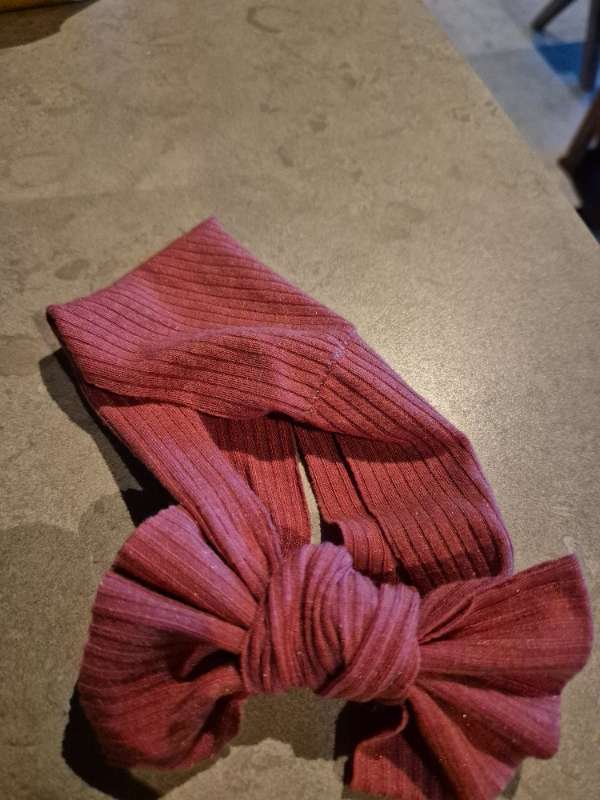 Rött hårband rosett