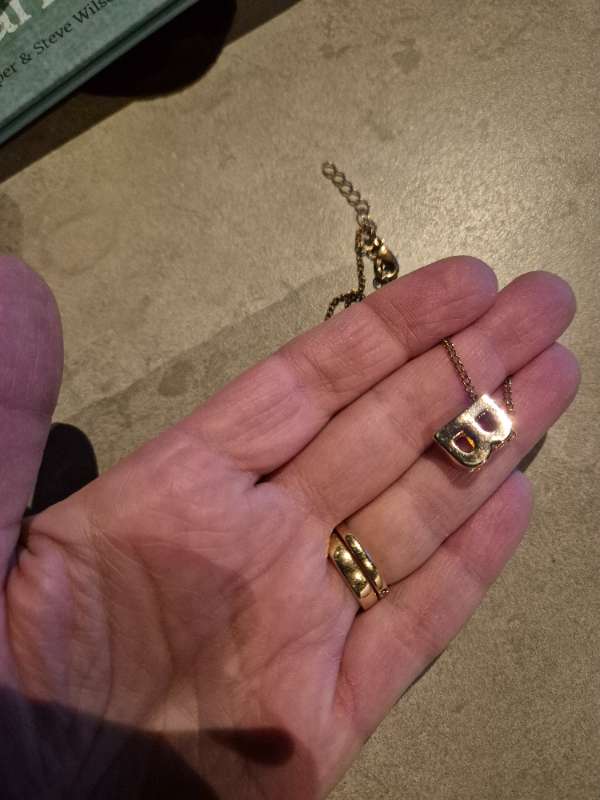 Halsband bokstaven B