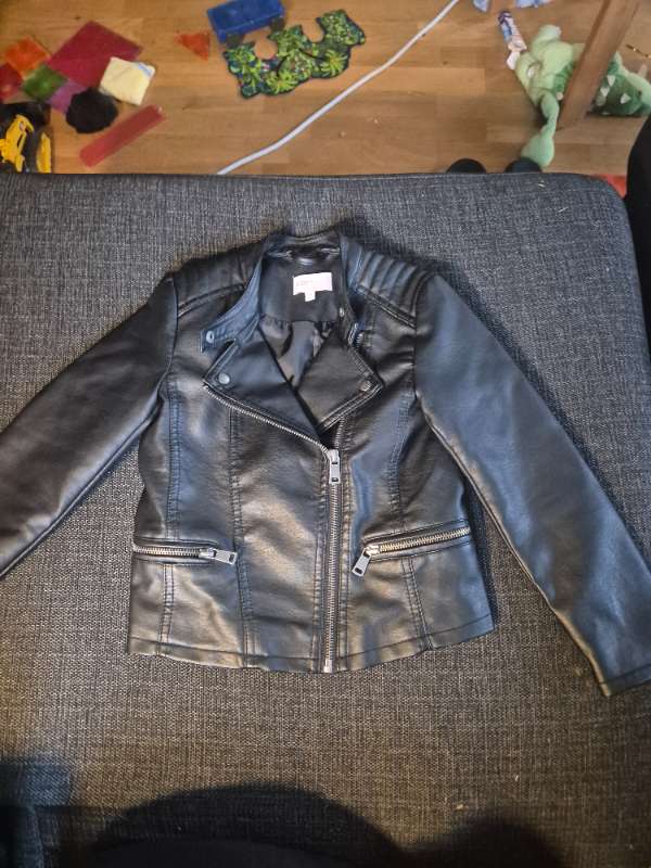 KO Svart jacka skinnimitation