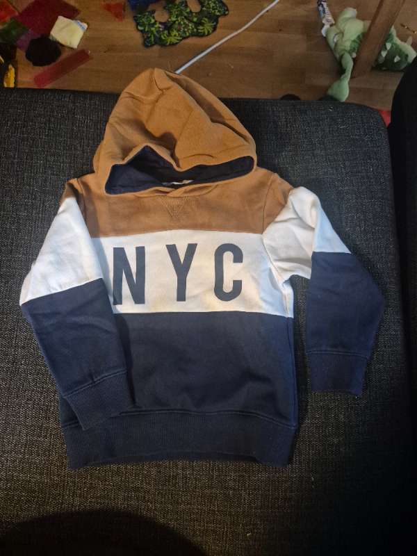 H&M randig NYC-hoodie
