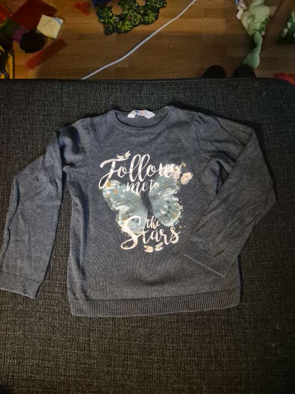 H&M grå stickad tröja fjäril