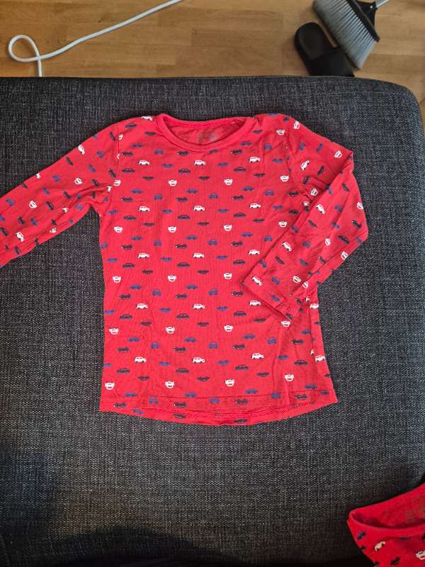 Lindex röd tröja småbilar