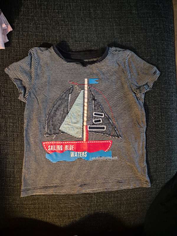 T-shirt blåvitrandig segelbåt