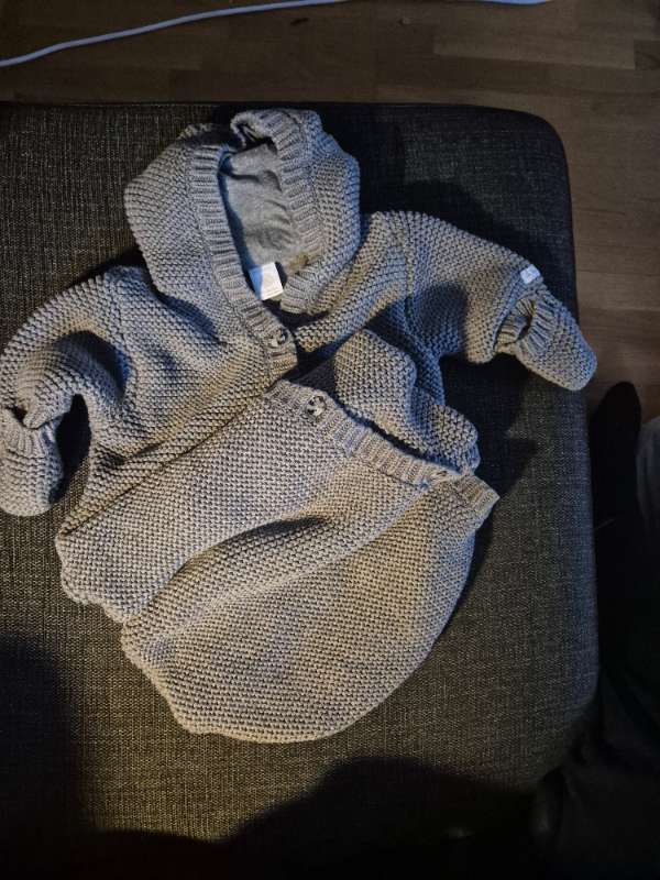 Newbie stickad åkpåse grå