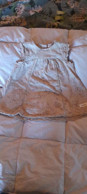 Beige klänning naturmönster