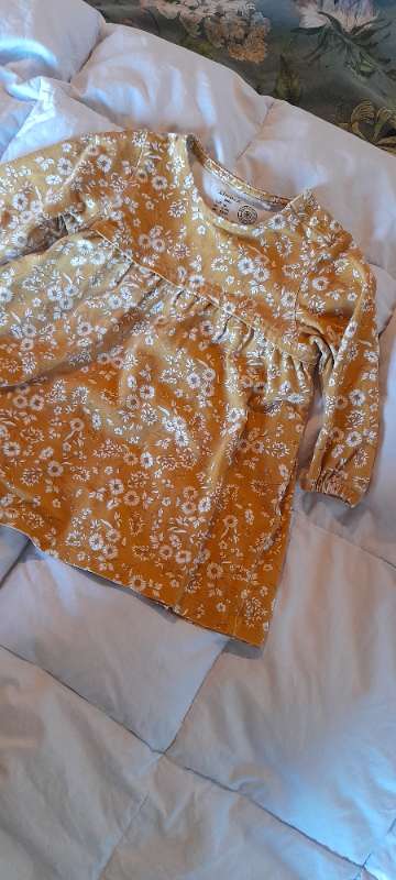 Gul klänning blommor