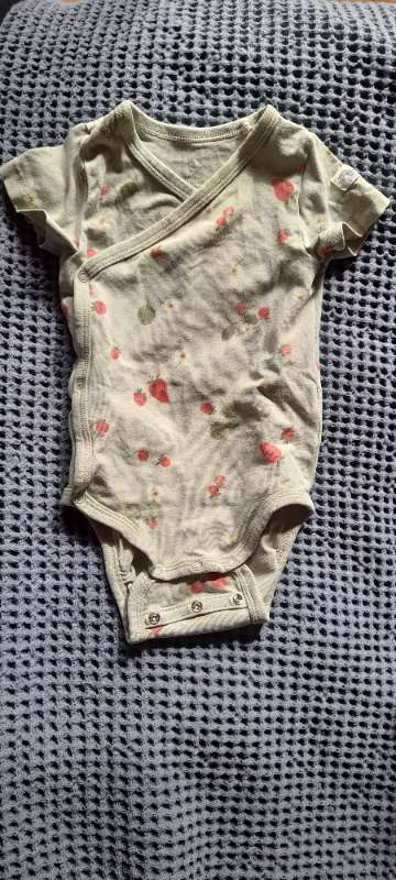 Grön body m jordgubbar