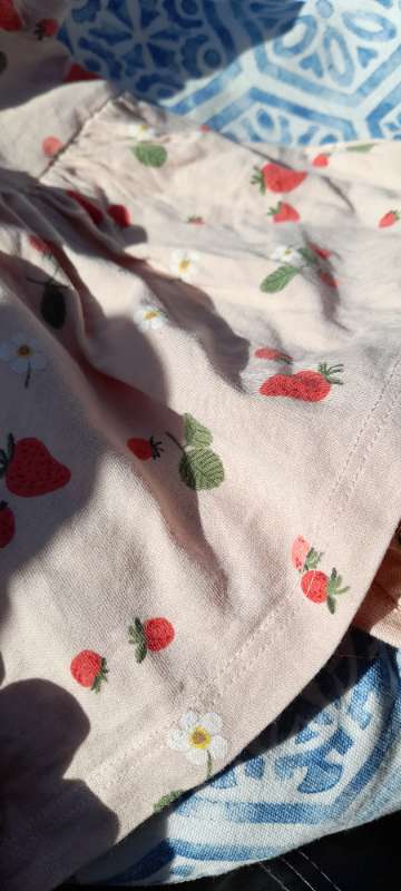 Rosa klänning m jordgubbar