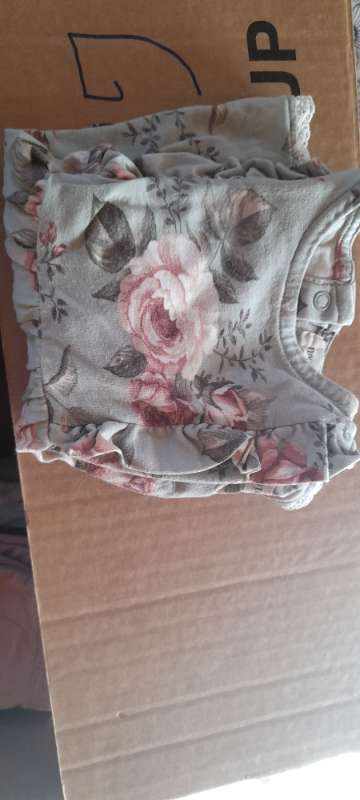 Newbie klänning m ros mitt på