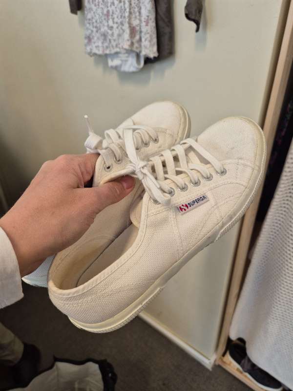 Vit sko superga