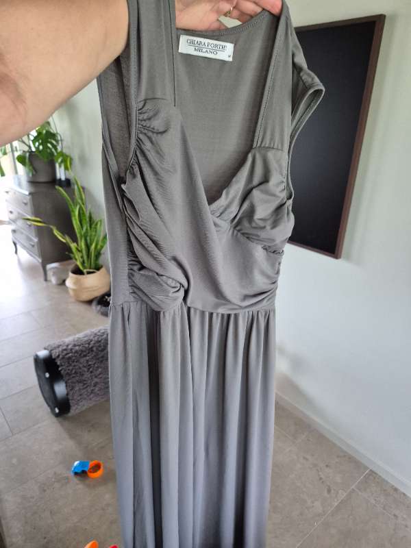 Grå långklänning