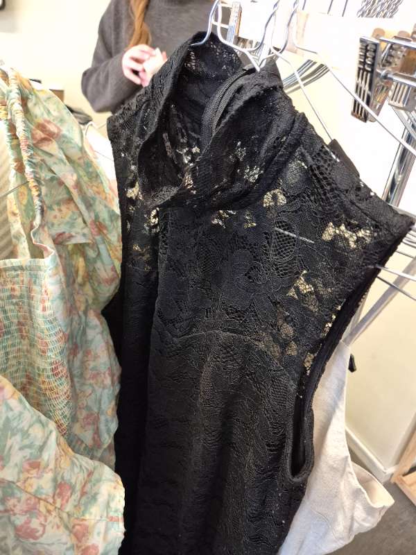 Svart spetsklänning