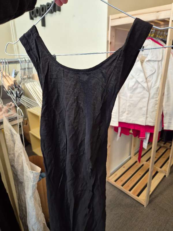 Svart klänning kryssrygg