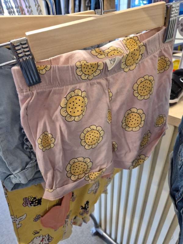 Rosa gula blommor shorts