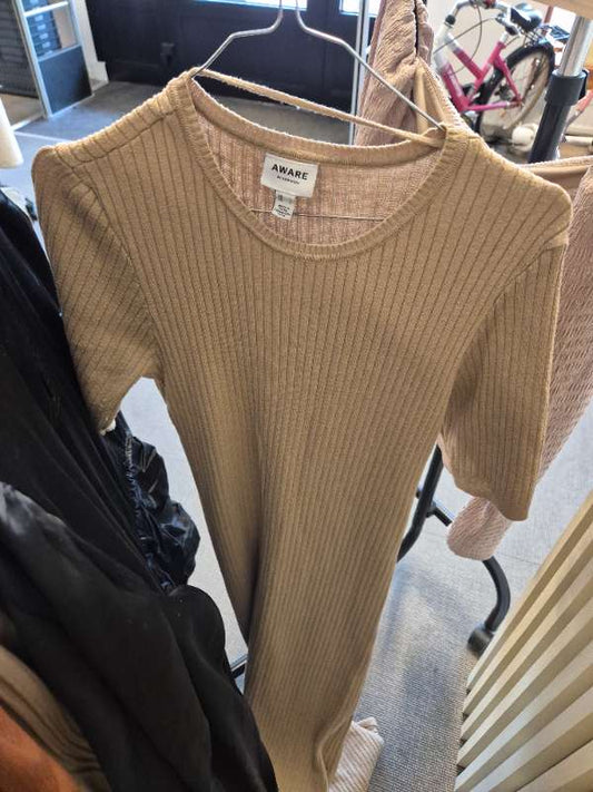 Aware beige klänning