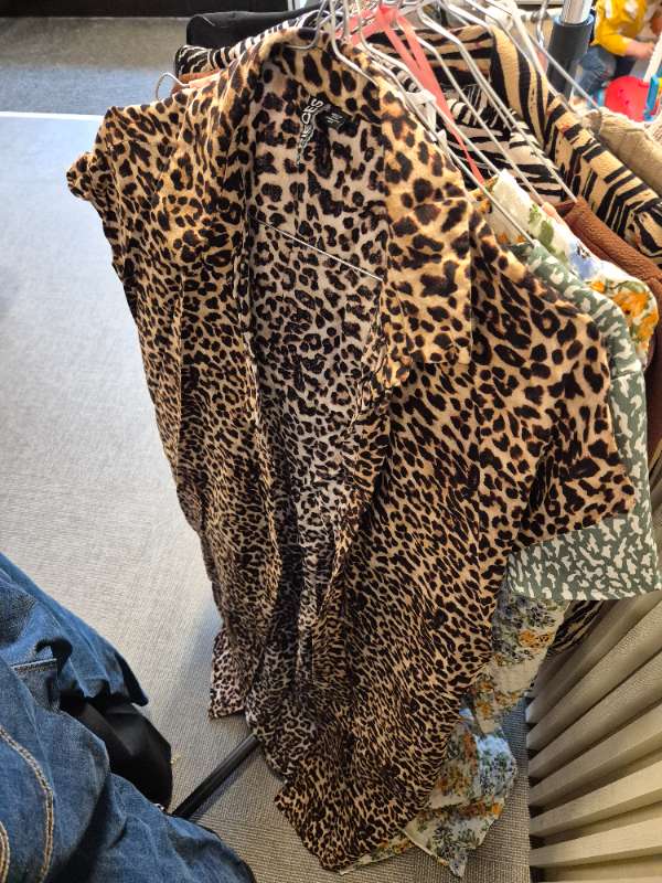 Leopardklänning med krage