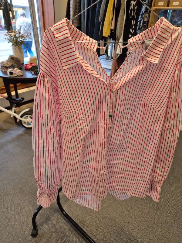 Rödvitrandig skjorta