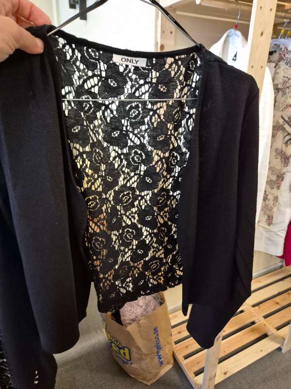 Only svart spets i rygg