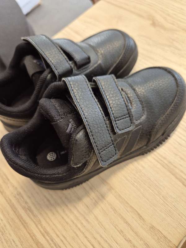 Svarta Adidas skor