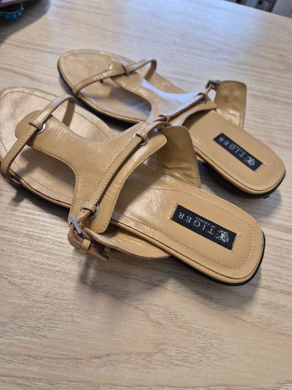 Beige sandal Tiger