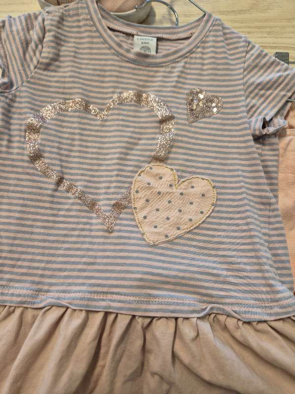 Rosa hjärtan klänning