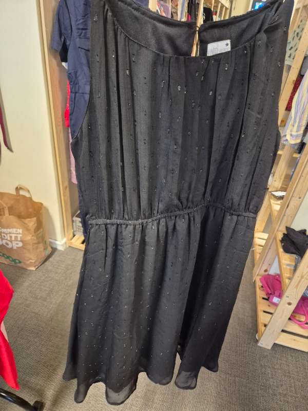 Svart klänning glitter uniq