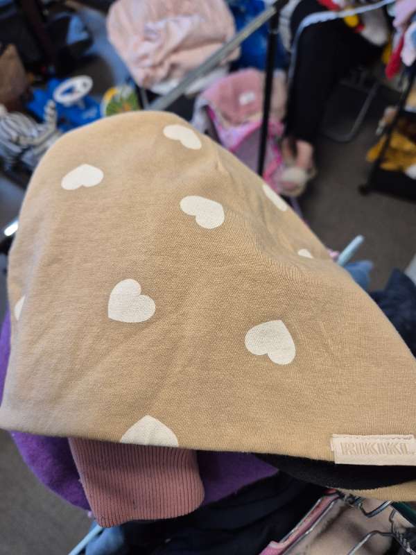 Beige mössa hjärtan