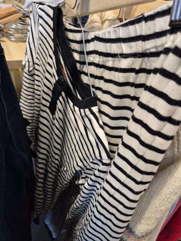 Svartvit randig pyjamas