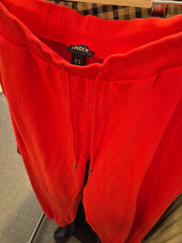 Lindex röda mjukisbyxor