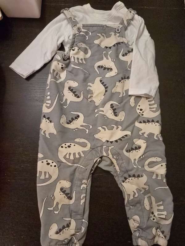 Hängselbyxor med T-shirt