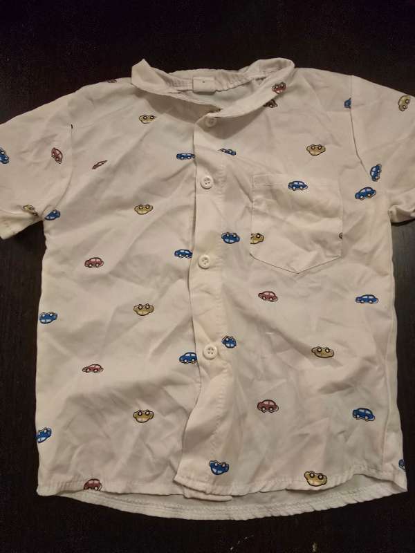 Vit skjorta med bilar