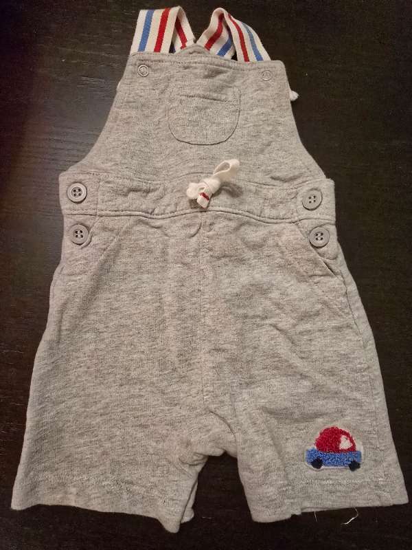 Gråa hängselbyxor med bil