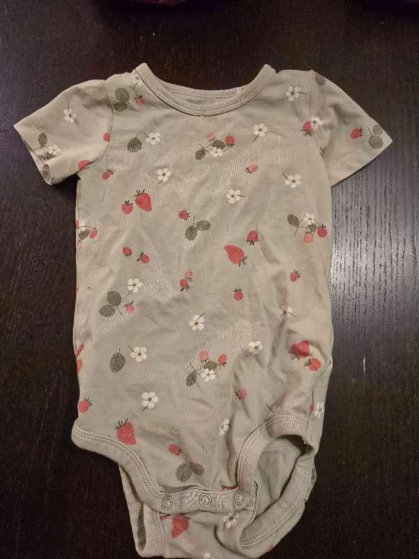 Ljusgrön body med smultron