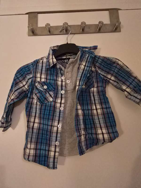 Rutig skjorta med innertröja