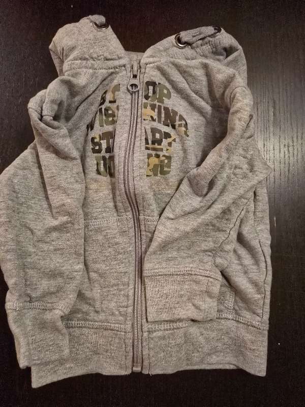 Grå hoodie med huva