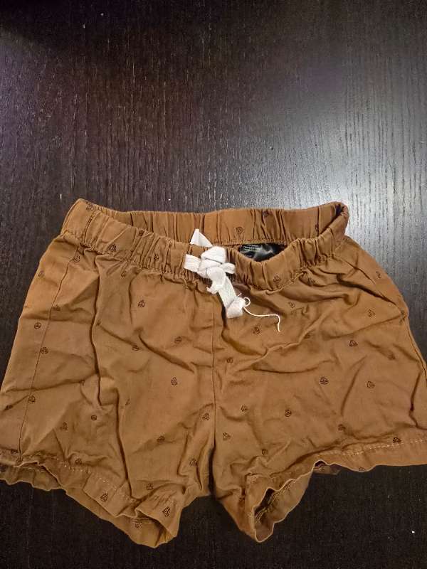 Bruna shorts med båtar