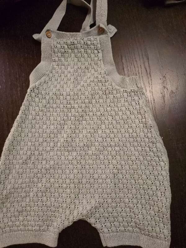 Urgulliga stickade hängselbyxo