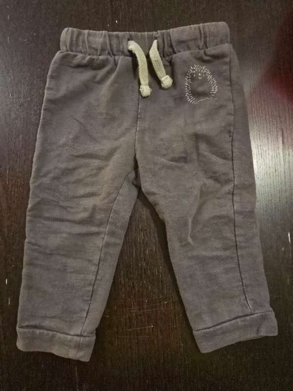 Mörkgrå mjukisar med igelkott