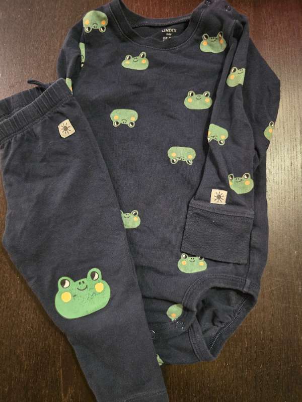 Mörkblått set med grodor