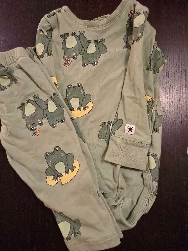 Grönt set med grodor