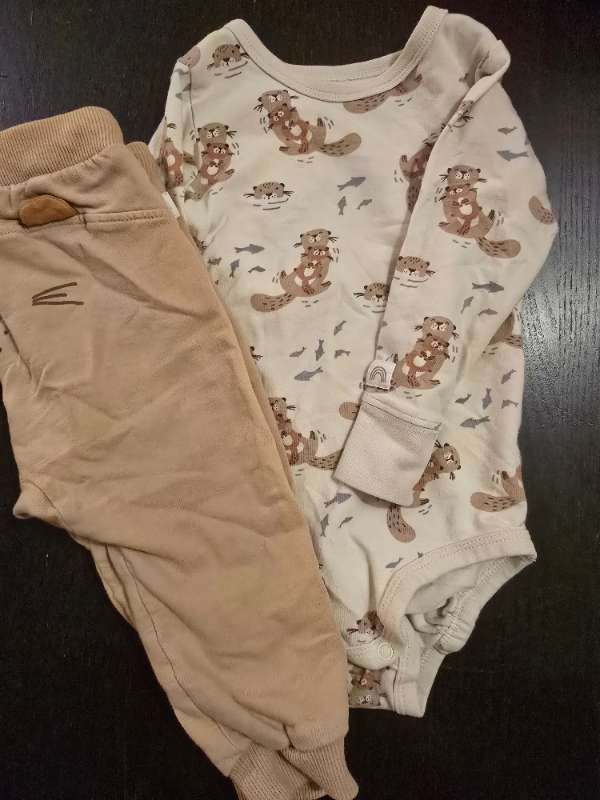 Set från Lindex med uttrar