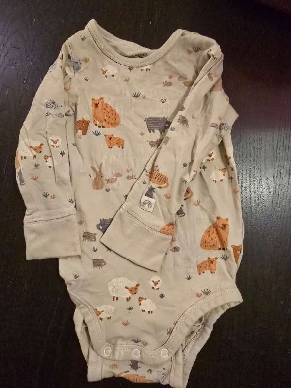Beige body med kaniner
