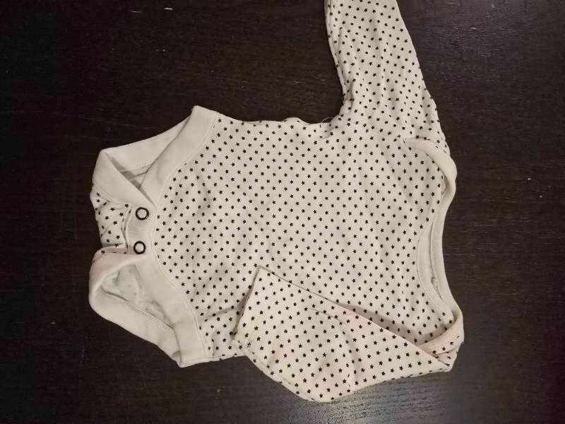 Vit body med blå prickar