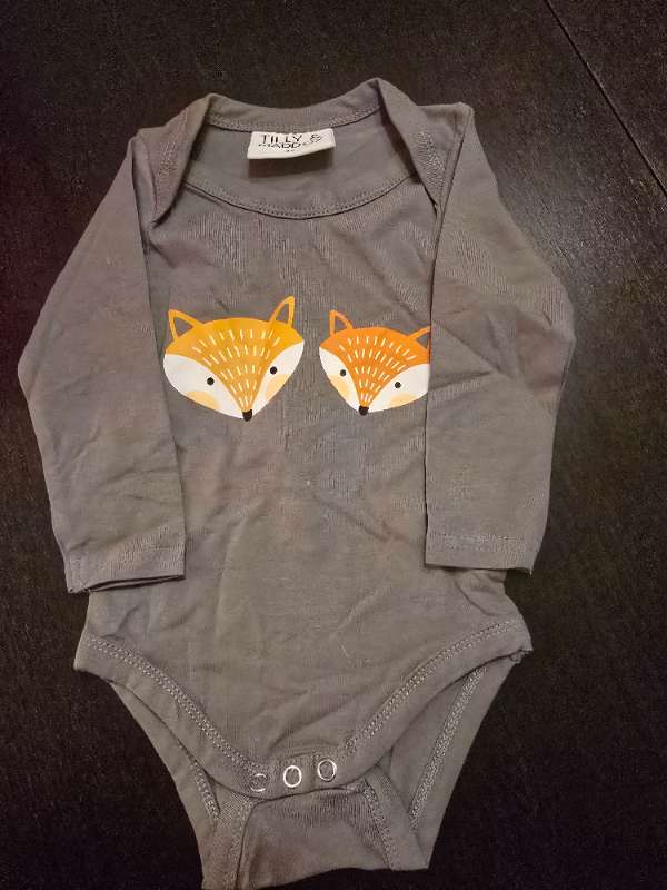 Grå body med rävar